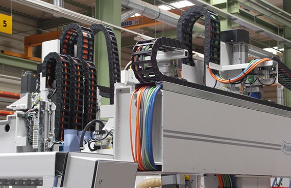 Xích dẫn cáp e-chains tại trung tâm máy gia công CNC