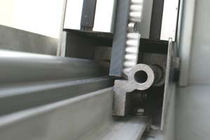 Điều chỉnh một cửa bảo vệ trong một trạm rửa xe