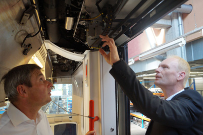 Kỹ thuật viên hệ thống VAG Robert Meier và chuyên gia igus® Werner Pecher thử nghiệm một hệ thống cửa vào và cáp chainflex® và e-chain®.