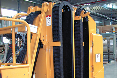 Grove Manlift với xích dẫn cáp trong một không gian cực kỳ nhỏ