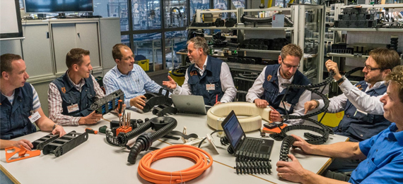 nhân viên igus trong nhà máy igus