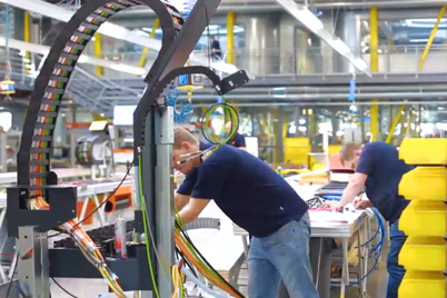 Nhân viên igus® lắp ráp readychain®