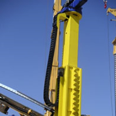 e-chain® được lắp treo trong một máy xây dựng