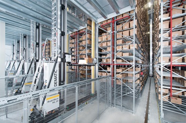 Hệ thống xếp kho hàng DEMATIC với máng dẫn hướng igus® guidelok