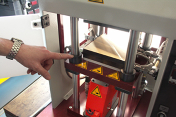 Trục dẫn hướng drylin® R làm bằng thép không gỉ được sử dụng trong máy ép trong phòng thí nghiệm