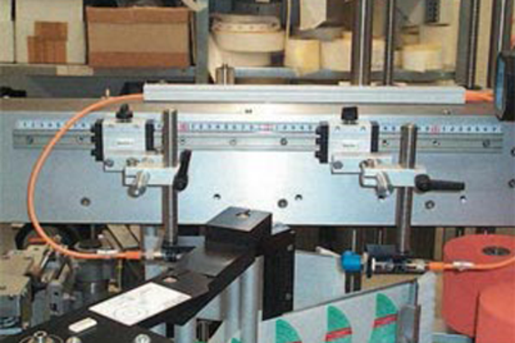 thanh ray dẫn hướng drylin® trong hệ thống vận chuyển nhãn cho máy đóng gói