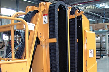 Grove Manlift với xích dẫn cáp trong một không gian cực kỳ nhỏ