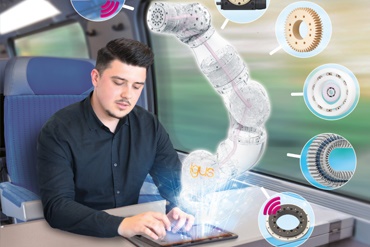 Người làm việc với máy tính bảng trên tàu hỏa và điều khiển cánh tay robot