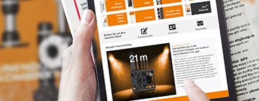 Bàn tay cầm máy tính bảng và tạp chí