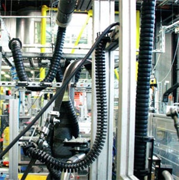 Kiểm tra độ xoắn của triflex® R trong phòng thí nghiệm igus®, Cologne