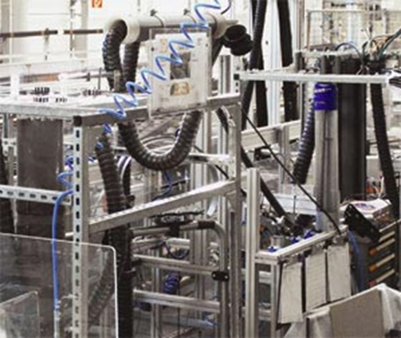 Kiểm tra độ xoắn của triflex® R trong phòng thí nghiệm igus®, Cologne